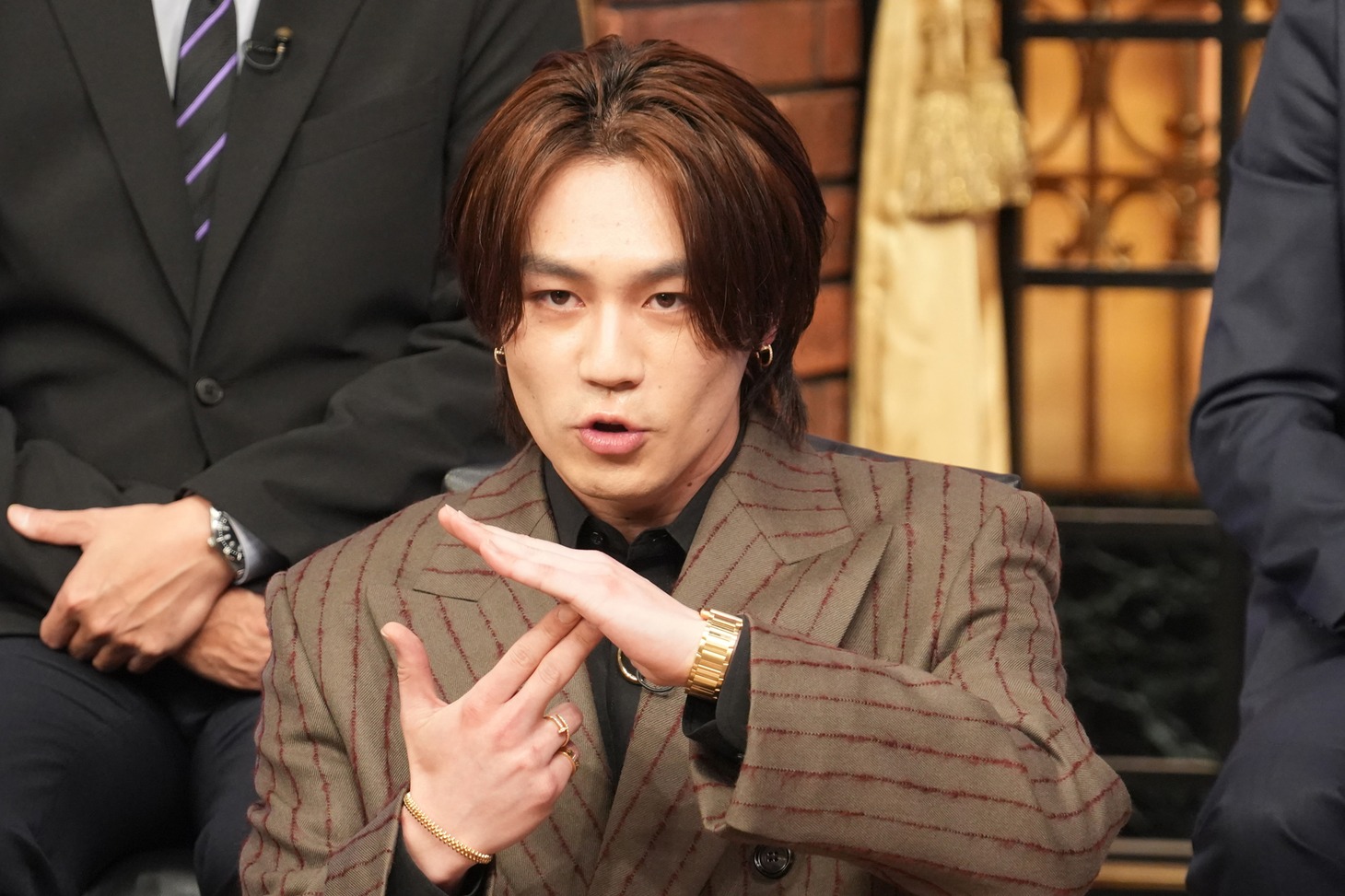 「しゃべくり007」にて、“TJポーズ”を披露する松田元太