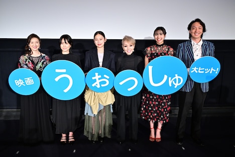 「うぉっしゅ」公開記念舞台挨拶の様子。左から赤間麻里子、中川ゆかり、中尾有伽、研ナオコ、西堀文、岡崎育之介