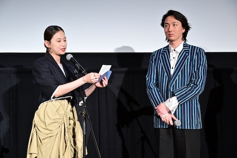 岡崎育之介（右）への手紙を読み上げる中尾有伽（左）