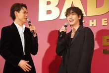 豆原一成（右）に「かっこよかった！」と伝える兵頭功海（左）