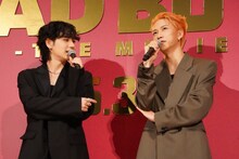 所属グループへの思いを語り合う豆原一成（左）、池崎理人（右）