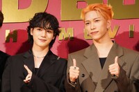 左から豆原一成、池崎理人