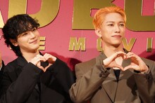 左から豆原一成、池崎理人