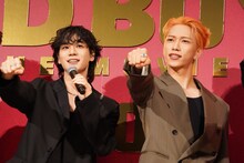 観客とのコール＆レスポンスを行った豆原一成（左）、池崎理人（右）