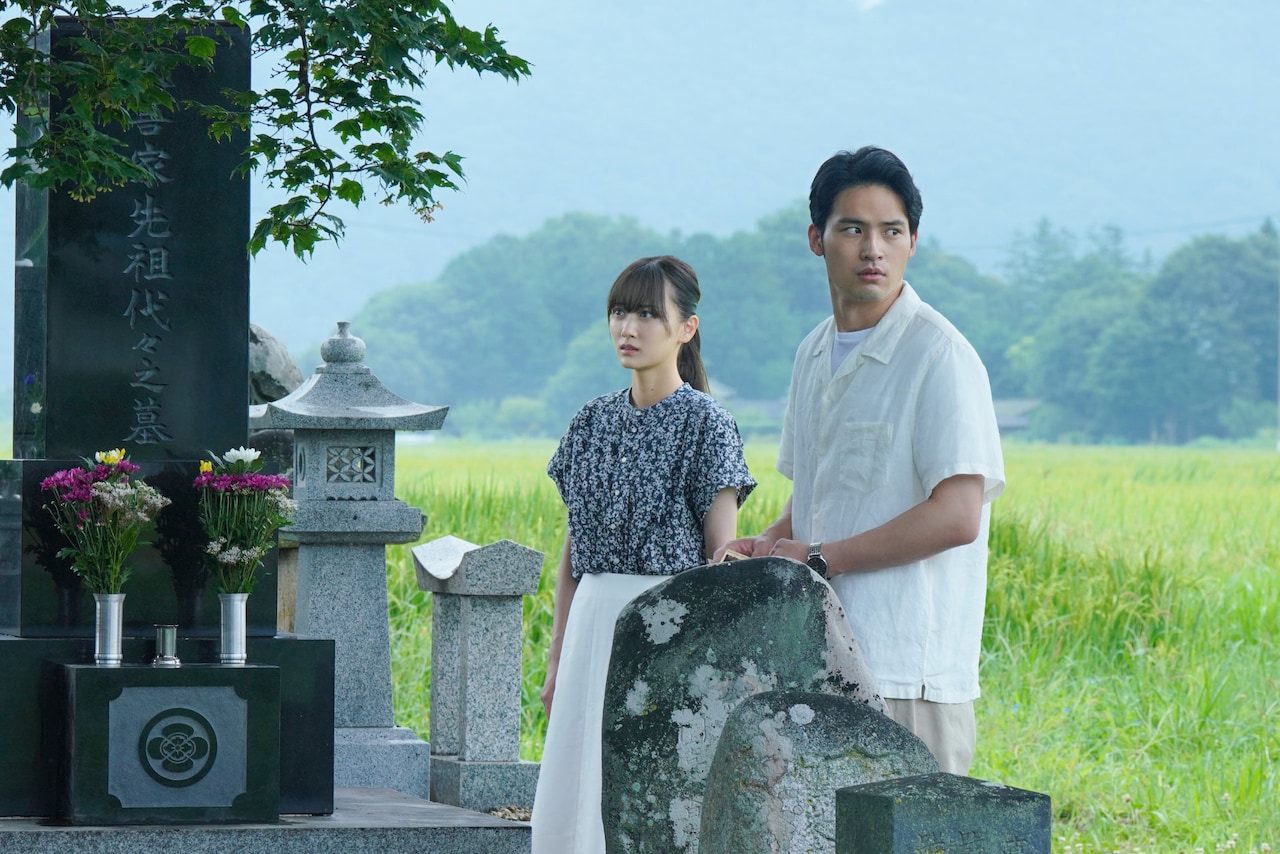 「火喰鳥を、喰う」の場面写真。左から山下美月演じる久喜夕里子、水上恒司演じる久喜雄司
