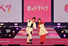 「Rakuten GirlsAward 2025 SPRING/SUMMER」より、左から大橋和也、畑芽育 ©︎Rakuten GirlsAward 2025 SPRING/SUMMER