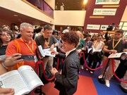 「リライト」ワールドプレミア上映後、ファンサービスに応じる松居大悟（中央）