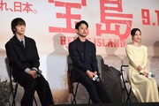 左から窪田正孝、妻夫木聡、広瀬すず