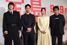 「宝島」完成報告会見の様子。左から窪田正孝、妻夫木聡、広瀬すず、大友啓史