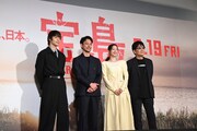 左から窪田正孝、妻夫木聡、広瀬すず、大友啓史