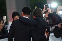 左からグレッグ・ターザン・デイヴィス、トム・クルーズ