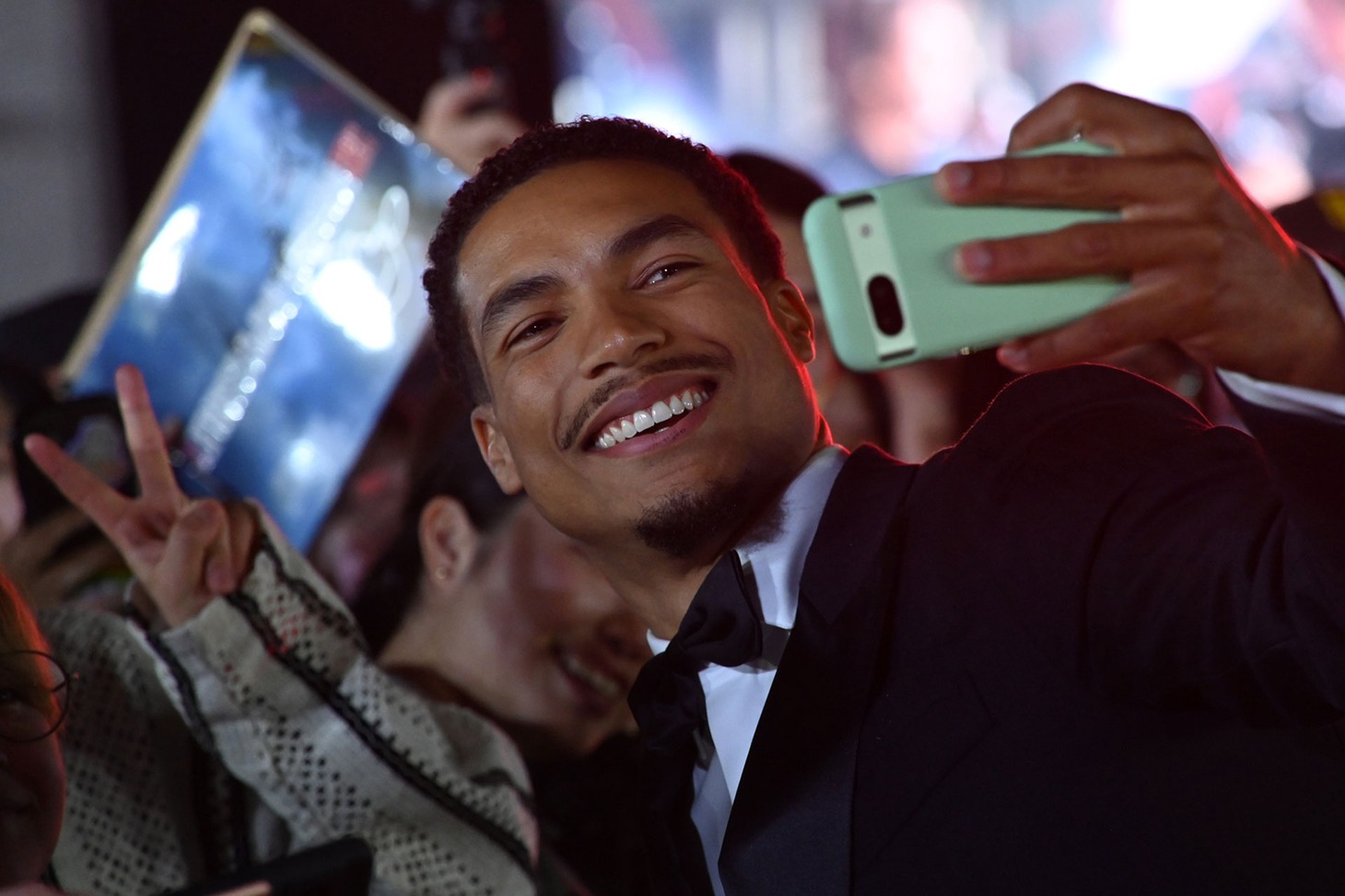 ファンとの交流を楽しむグレッグ・ターザン・デイヴィス