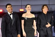 左からグレッグ・ターザン・デイヴィス、ヘイリー・アトウェル、トム・クルーズ
