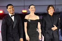 左からグレッグ・ターザン・デイヴィス、ヘイリー・アトウェル、トム・クルーズ