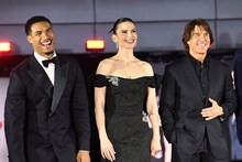 左からグレッグ・ターザン・デイヴィス、ヘイリー・アトウェル、トム・クルーズ
