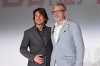 左からトム・クルーズ、クリストファー・マッカリー