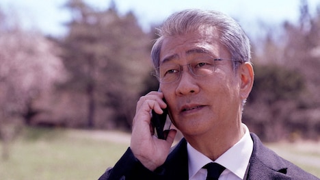 特集ドラマ「母の待つ里」より、仕事人間の松永徹（中井貴一）