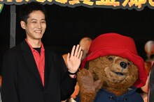 左から松坂桃李、パディントン