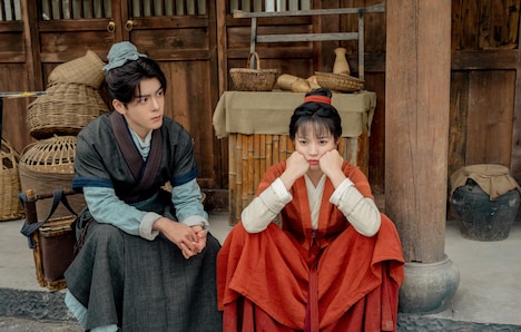 中国ドラマ「田園ロマンス～恋の収穫祭～」より、左からツォン・シュンシー（曾舜晞）演じる沈諾、ティエン・シーウェイ（田曦薇）演じる連蔓児