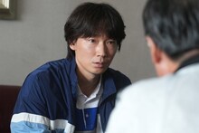 「でっちあげ ～殺人教師と呼ばれた男」新場面写真より、綾野剛演じる薮下誠一