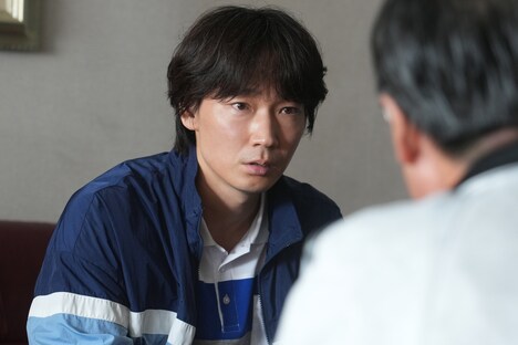 「でっちあげ ～殺人教師と呼ばれた男」新場面写真より、綾野剛演じる薮下誠一