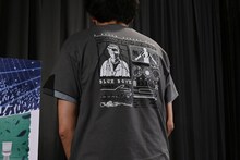 岩井澤健治が着ていたグッズTシャツ