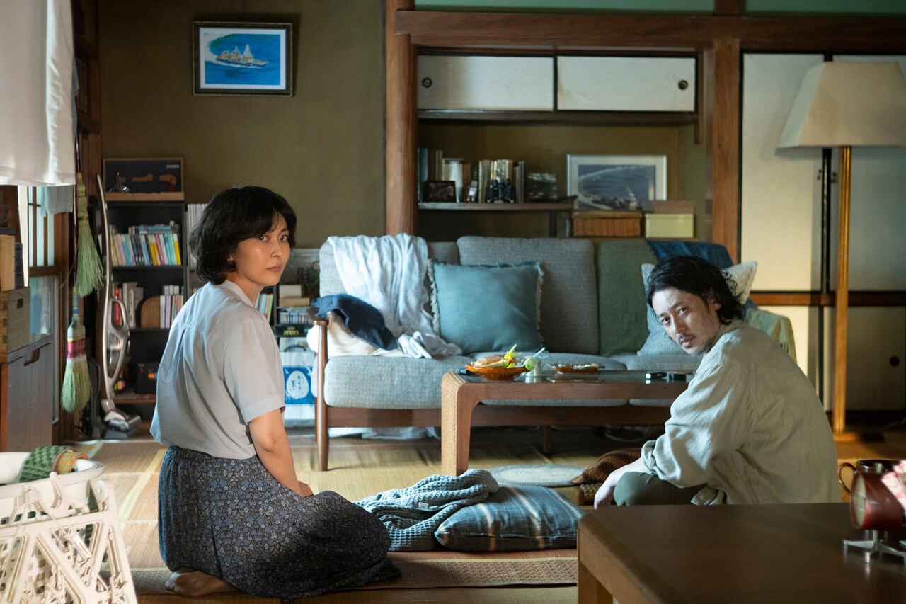 オダギリジョー・松たか子が夫婦演じた「夏の砂の上」新写真6点、高石あかりは物憂げ