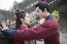 左からホアン・イー（黄羿）演じる柳卿卿、ワン・ホンイー（王弘毅）演じる左経綸