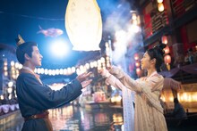 左からワン・ホンイー（王弘毅）演じる左経綸、ホアン・イー（黄羿）演じる柳卿卿