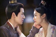 左からワン・ホンイー（王弘毅）演じる左経綸、ホアン・イー（黄羿）演じる柳卿卿