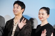 左から仲野太賀、福地桃子
