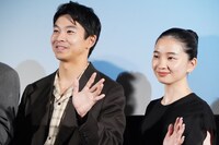 左から仲野太賀、福地桃子
