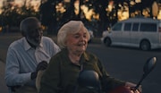 「テルマがゆく! 93歳のやさしいリベンジ」より、左からベン(リチャード・ラウンドトゥリー)、テルマ(ジューン・スキッブ)