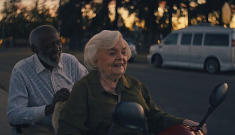 「テルマがゆく! 93歳のやさしいリベンジ」より、左からベン(リチャード・ラウンドトゥリー)、テルマ(ジューン・スキッブ)