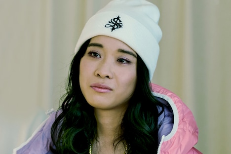 「逆火」場面写真より、円井わん演じる“疑惑のヒロイン”ARISA