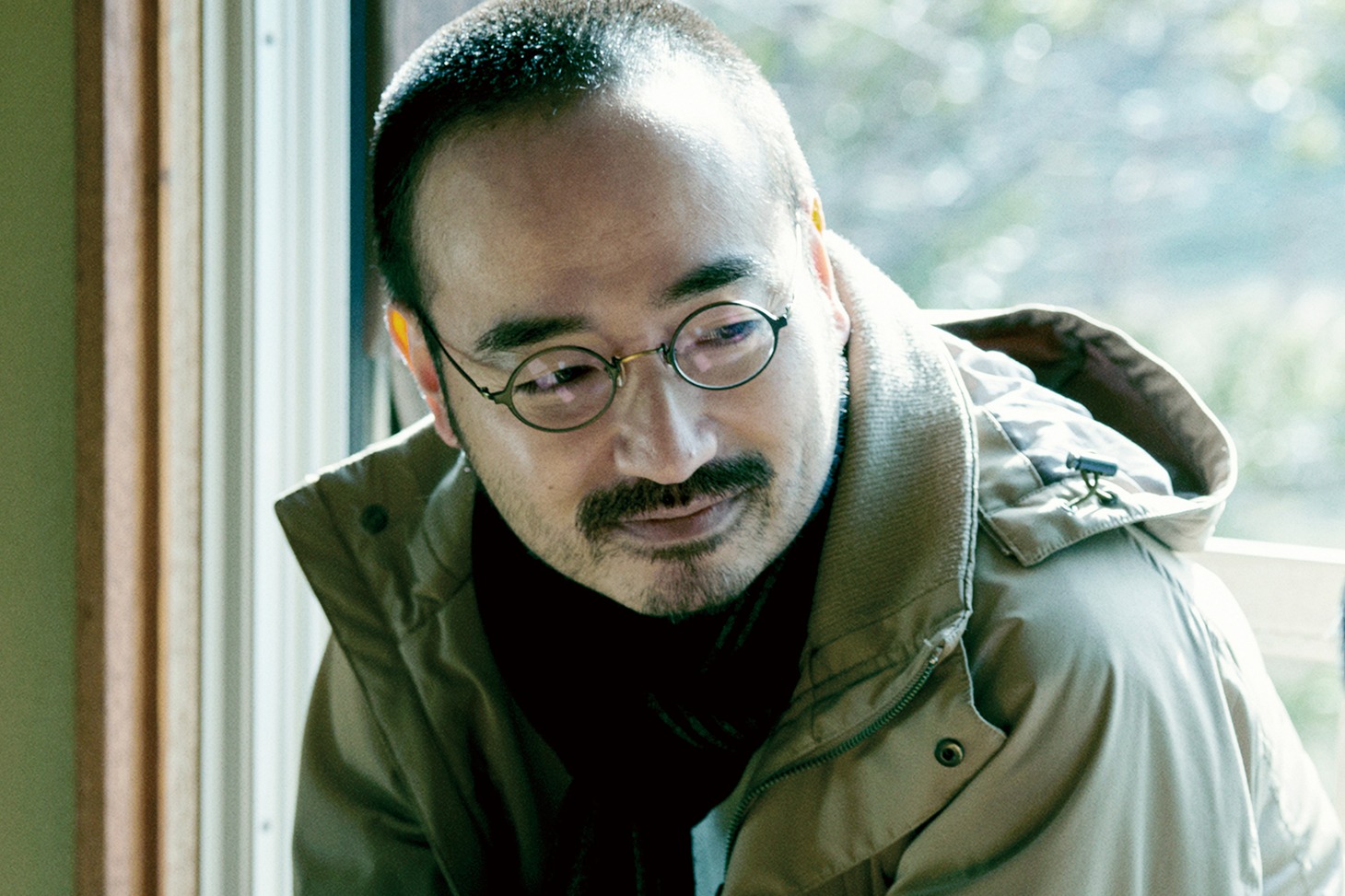 「逆火」場面写真より、岩崎う大演じる映画監督・大沢祥平
