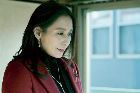「逆火」場面写真より、片岡礼子演じるプロデューサー・橘郁美。もめ事を回避したい彼女は野島の動きを阻止すべく、餌をちらつかせる