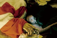 「逆火」場面写真より、中心愛演じる野島の娘・光。父の野島が夢のために家族を犠牲にしていると思っている