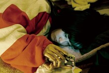 「逆火」場面写真より、中心愛演じる野島の娘・光。父の野島が夢のために家族を犠牲にしていると思っている