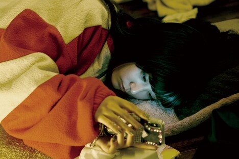 「逆火」場面写真より、中心愛演じる野島の娘・光。父の野島が夢のために家族を犠牲にしていると思っている