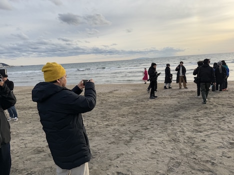 「ラストシーン」撮影現場にて、iPhoneを構える是枝裕和（左）