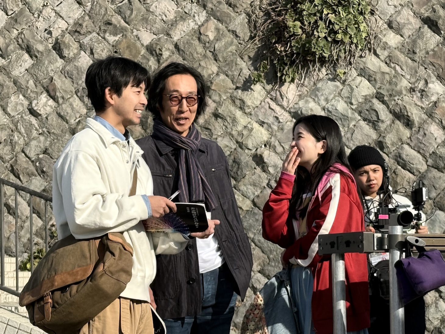 「ラストシーン」撮影現場で談笑する仲野太賀（左）、黒田大輔（中央）、福地桃子（右）