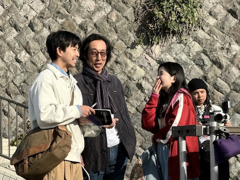 「ラストシーン」撮影現場で談笑する仲野太賀（左）、黒田大輔（中央）、福地桃子（右）
