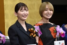 第33回橋田賞授賞式より、左から伊藤沙莉、奈緒