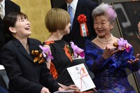 伊藤沙莉（左）、奈緒（中央）、草村礼子（右）が談笑する様子