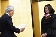 第33回橋田賞授賞式にて、賞状を受け取る吉田恵里香