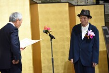 宮藤官九郎（右）