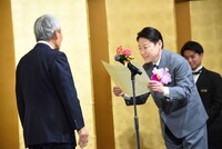 阿部サダヲ（右）