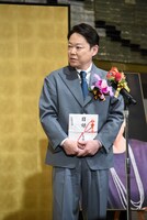 “今まで身に着けた中で一番大きい花”を胸に携える阿部サダヲ