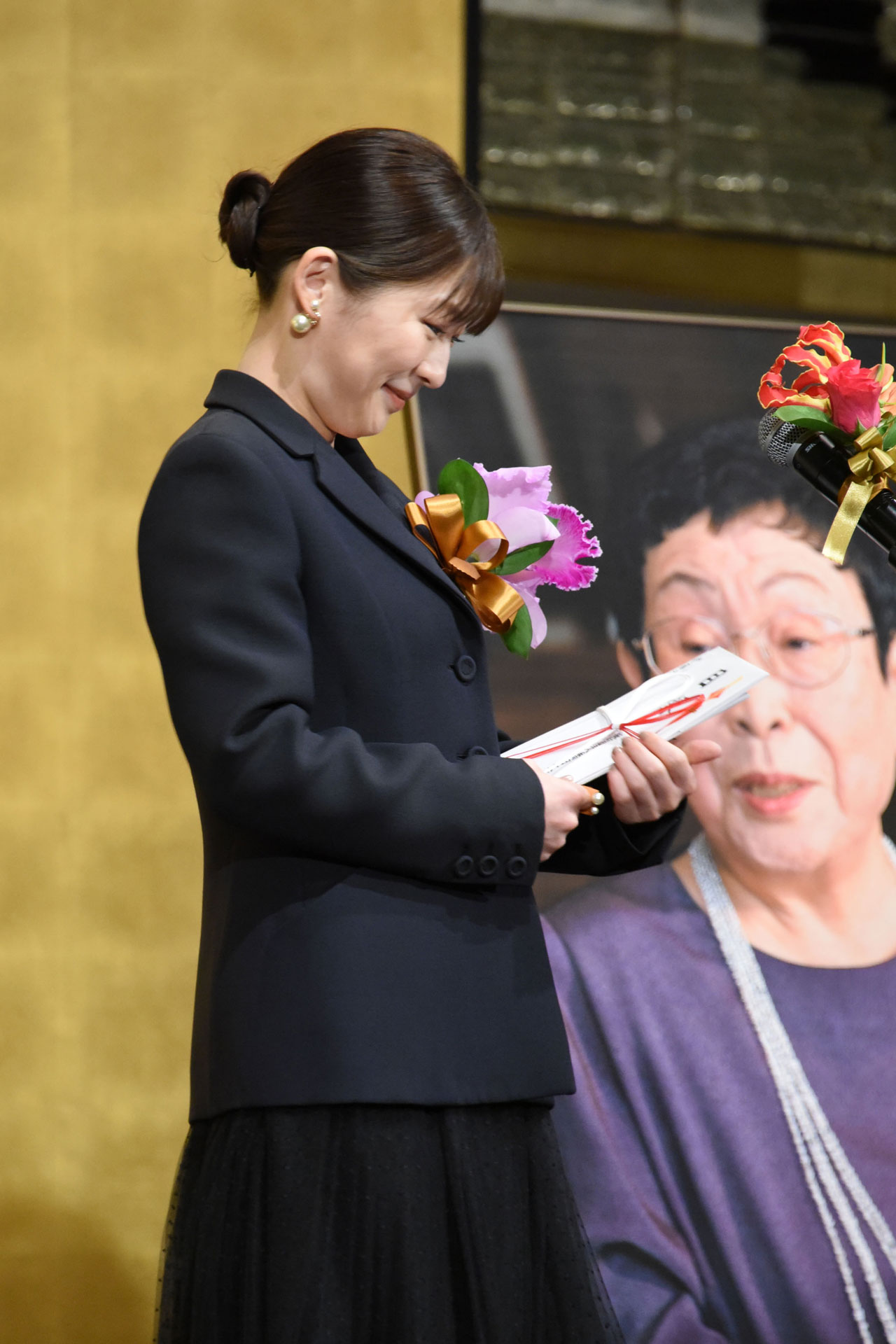 第33回橋田賞授賞式にて、受賞を噛み締める伊藤沙莉